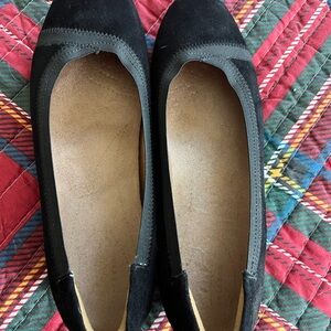 Clark’s velvet slip on 9w
